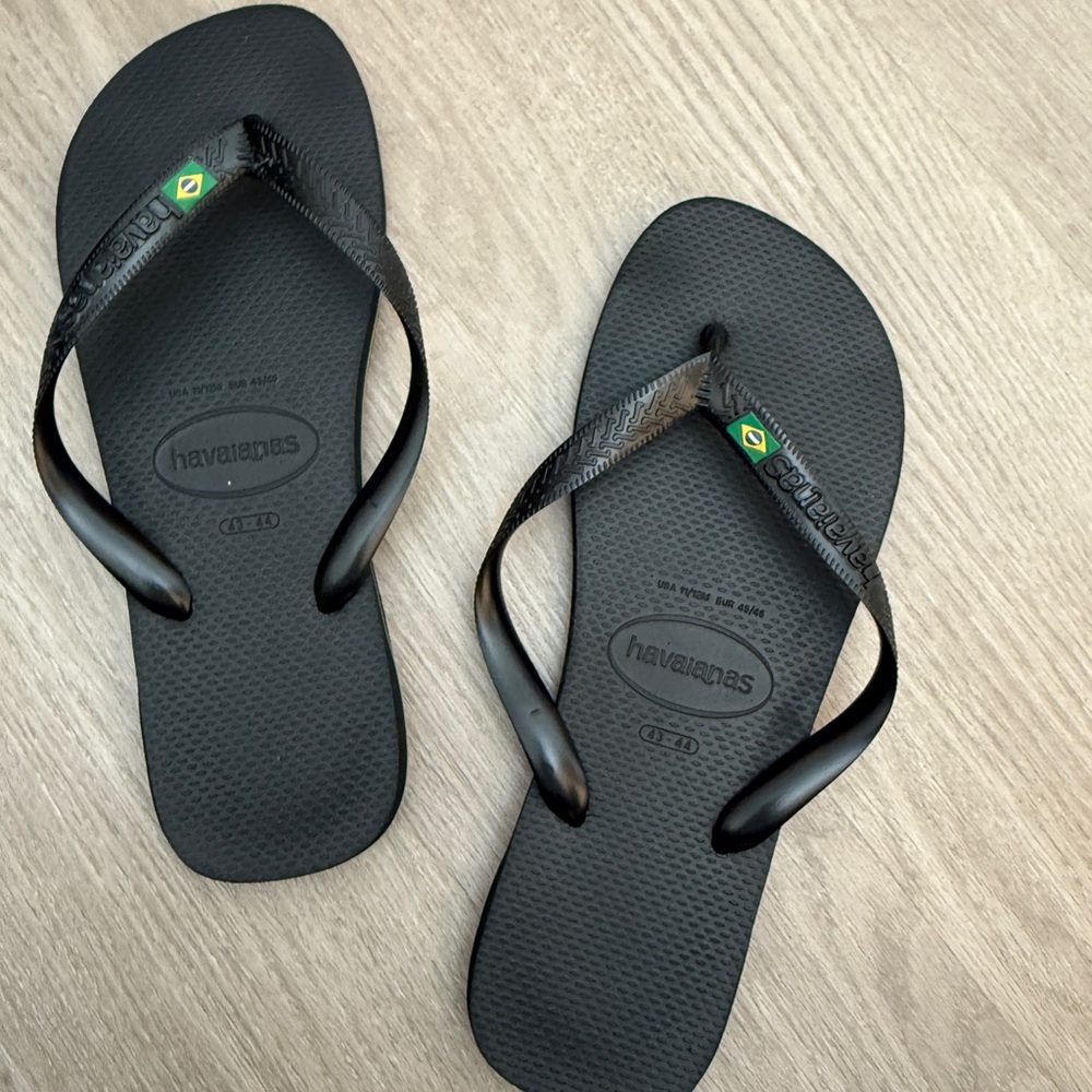 Havaianas Black Sandals with Flag Accent